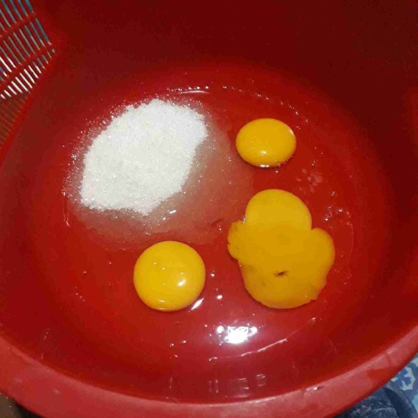kedua,kocok telur gula,garam boleh dengan tangan atau mixer sampai gula laruk dan mengembang.