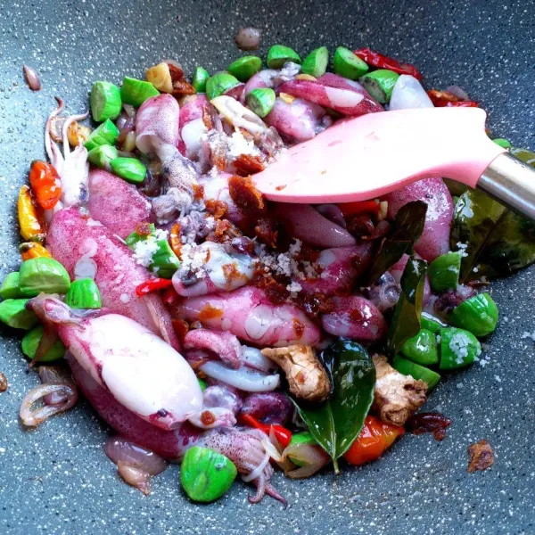 Masukkan cumi, lalu bubuhi sea salt dan gula aren, aduk rata