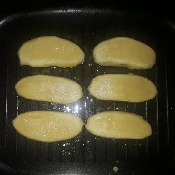 Lelehkan margarin di atas teflon grill. Panggang pisang kepok sampai kecoklatan.