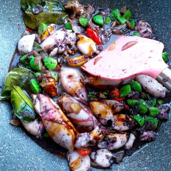 Tuang kecap manis, masak hingga air dan tinta keluar, test rasa. Sajikan