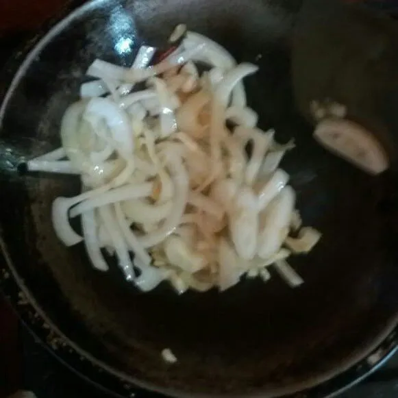 tumis bawang bombai dan bawang putih yg sudah dipotong-potong