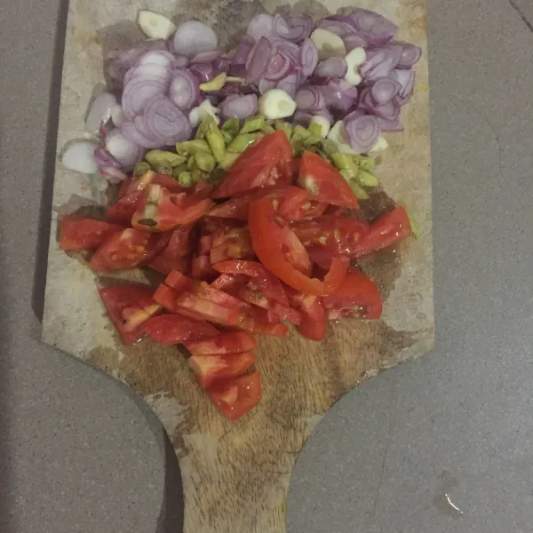 rajang bawang merah, bawang putih, cabe, dan tomat