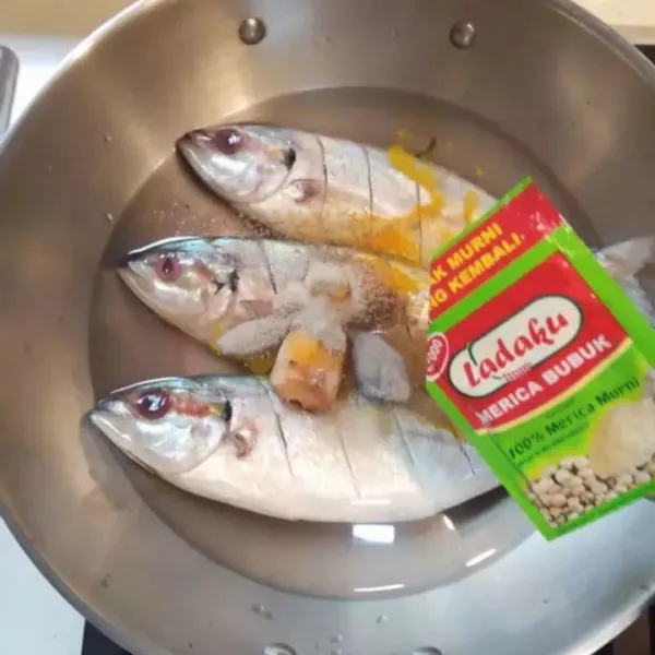 Masukkan semua bahan bumbu tambahan kemudian masak hingga air mendidih.