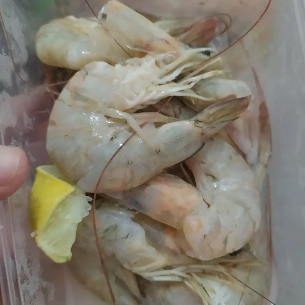 Bersihkan udang, kerat punggung dan buang kotorannya. Bilas sampai bersih lalu beri perasan air jeruk nipis.