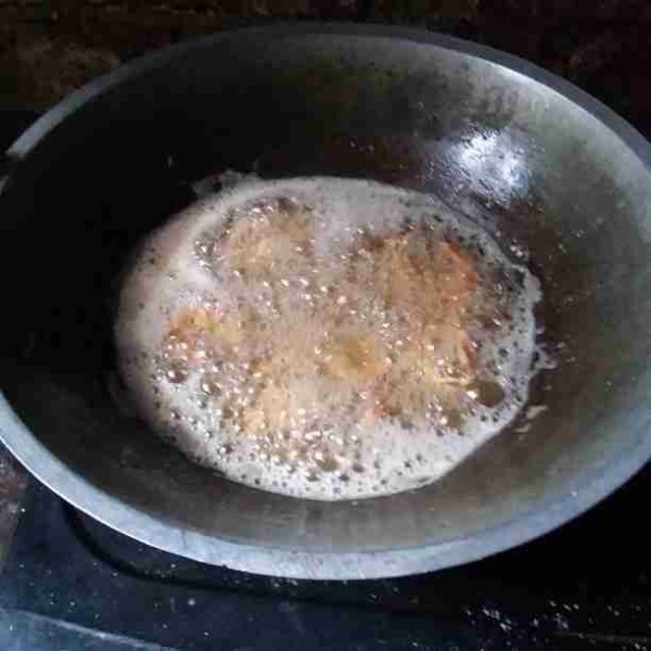 Siapkan minyak panas. Goreng udang hingga berwarna kecoklatan. Angkat dan tiriskan.