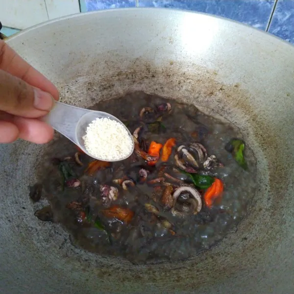 Masukkan garam, kaldu jamur, kecap manis, saus tiram, dan merica bubuk. Aduk rata dan tes rasa. Sesuaikan selera masing-masing.