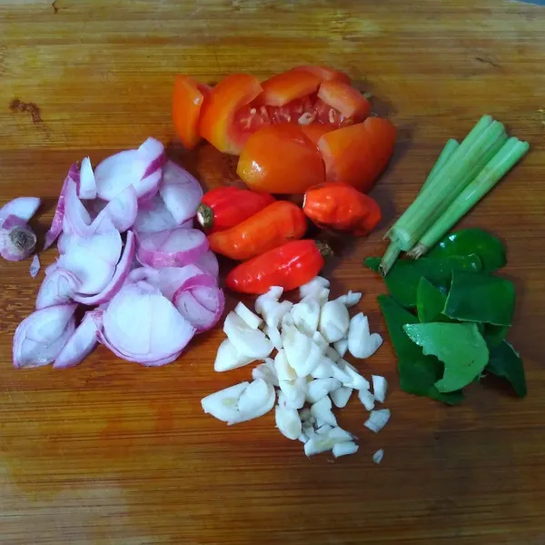 Siapkan bumbu rajang. Sobek daun jeruk dan serai digeprek. Cabe disini dibiarkan utuh, menyesuaikan anak yang tidak bisa makan pedas. Jika mau cabe diulek, sesuaikan dengan selera masing-masing.