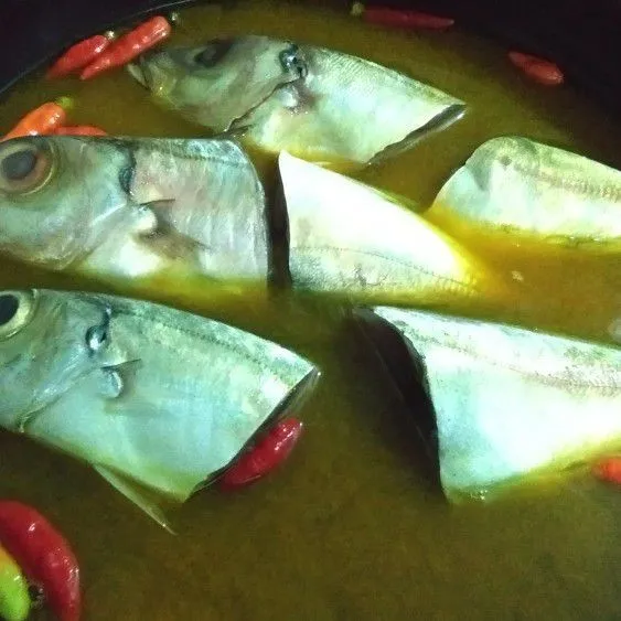 Masak kembali masukkan ikan dan cabai rawit utuh, didihkan selama 10 menit. Angkat dan sajikan.