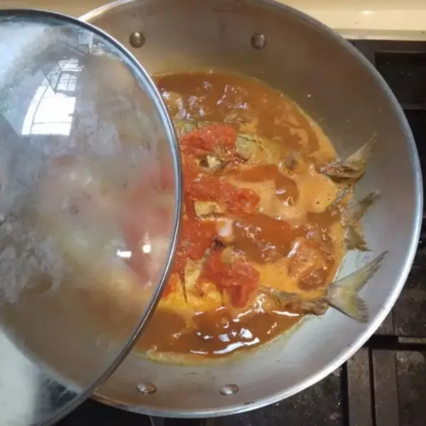 Masak hingga ikan benar-benar matang, kecilkan api lalu tutup panci hingga air sedikit redius. Sajikan.
