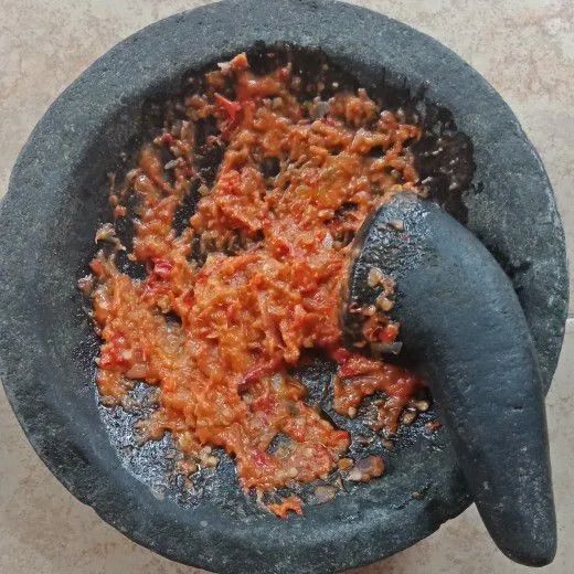 Ulek semua bahan sambal, tambahkan garam dan gula.
