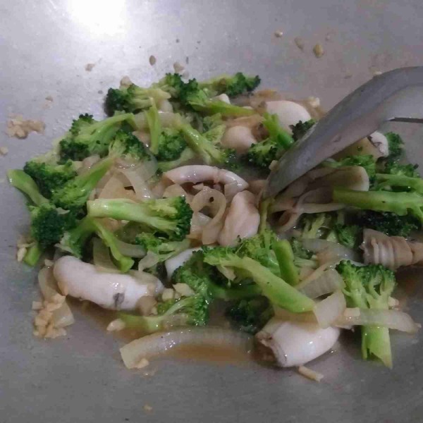 Bila kuah menyusut dan bumbu meresap, koreksi rasa.