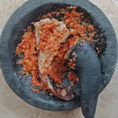 Penyet ikan pe goreng dalam sambal. Siap disajikan bersama nasi hangat, tempe goreng dan lalapan.