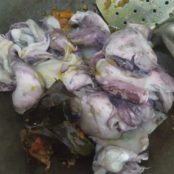 Masukkan sotong, aduk-aduk hingga rata.