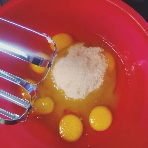 campur telur, gula, vanili, garam, ovalet mixer sampai mengental dan gula larut.