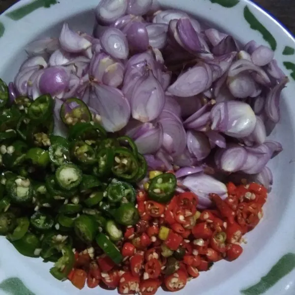 Iris tipis bawang merah, potong-potong cabe hijau dan cabe rawit kemudian sisihkan.