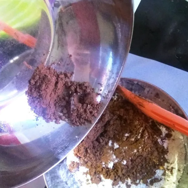 campur terigu, coklat bubuk dan baking powder