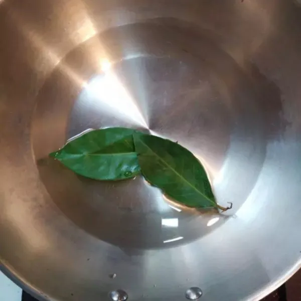Tuangkan air ke dalam panci kemudian beri daun salam.