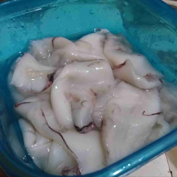 Bersihkan cumi, kucuri dengan jeruk nipis dan bilas bersih. Tiriskan.