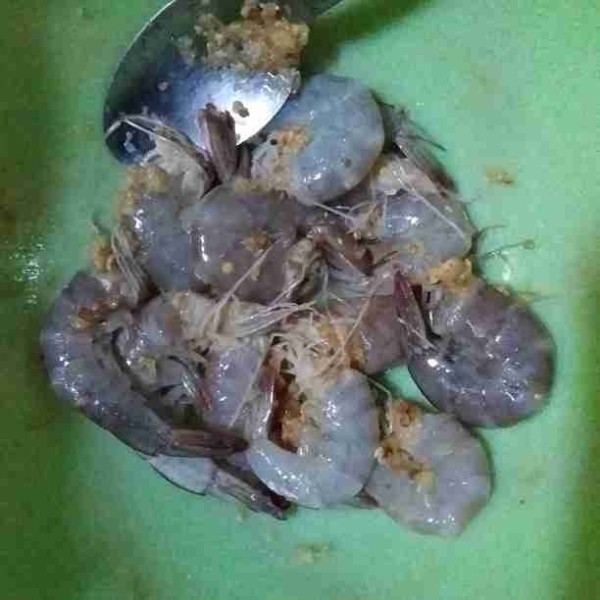 Cuci bersih udang. Lumuri dengan air perasan jeruk lemon. Rendam udang dengan bawang putih, ketumbar, dan garam. Biarkan beberapa saat hingga bumbu meresap.