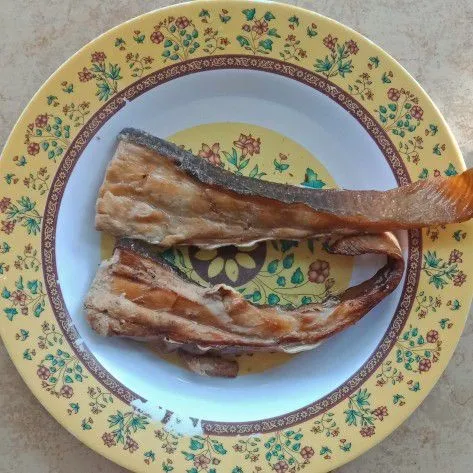 Ikan pe direndam di dalam air garam selama 10 menit.