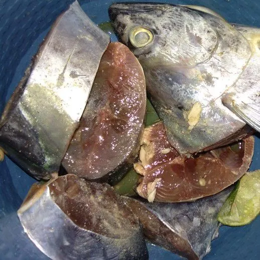 Potong ikan tuna kemudian kucuri dengan 2 sdm perasan jeruk nipis dan merica bubuk. Diamkan kurang lebih 15 menit kemudian cuci kembali.