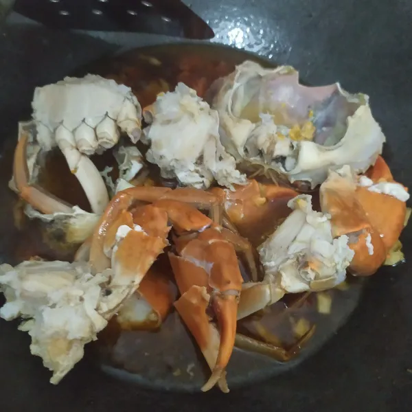 Masukkan kepiting lalu aduk rata, biarkan bumbu meresap dan kepiting matang sambil koreksi rasanya.