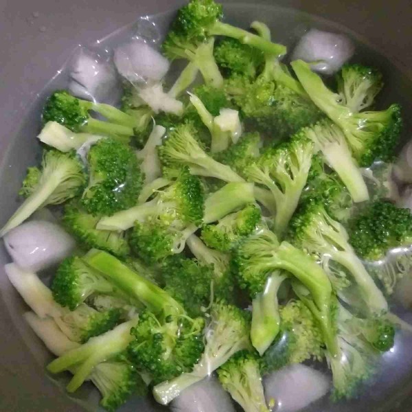 Tiriskan brokoli dan masukkan ke dalam air es.