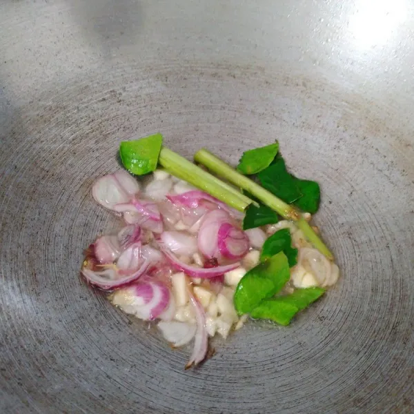 Tumis bawang bersama daun jeruk dan serai hingga harum dan layu.