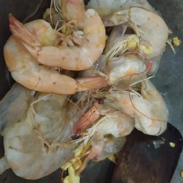 Masukkan udang, aduk.