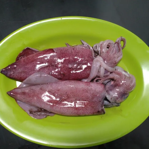 Bersihkan cumi, lumuri dengan garam dan jeruk nipis.