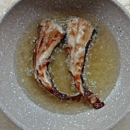 Goreng ikan pe, jangan terlalu kering.