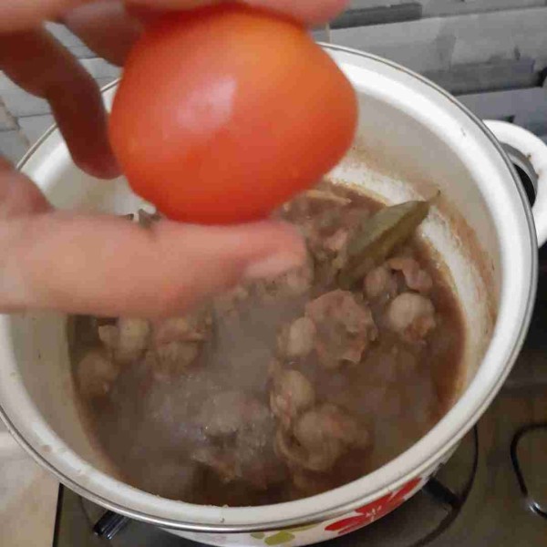 masukan ati ampela aduk lagi kemudian masukan tomat yang sudah diiris-iris, aduk lagi tunggu sampai air menyusut/ kuah sedikit mengental (kalo suka yang berkuah bisa ditambah lagi airnya sesuai selera).