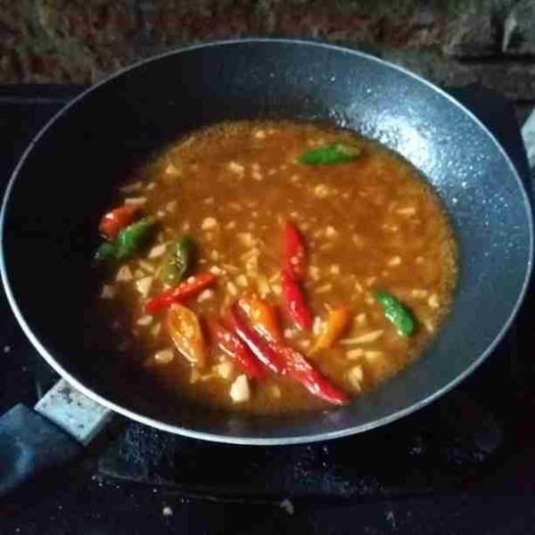 Masukkan air, saus sambal, saus tiram, gula, dan garam. Masak hingga mengental. Masukkan udang goreng, aduk hingga bumbu tercampur rata. Matikan api.