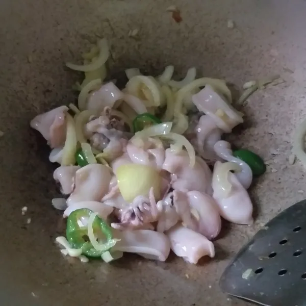 Masukkan cumi aduk dan sebentar, kemudian masukkan semua sisa bumbu, aduk lagi.