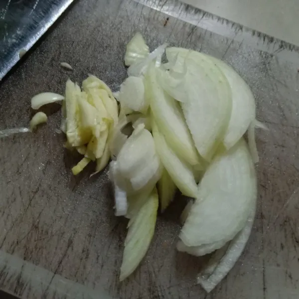 Siapkan bawang bombay, bawang putih, dan daun prei yang sudah diiris tipis