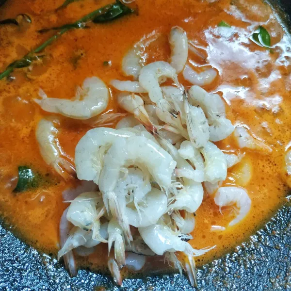 Tambahan udang lalu masak hingga mendidih.