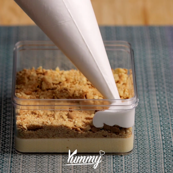 Susun biskuit/sponge cake diatasnya lalu tuang whipped cream kocok, biarkan mengeras sebentar dalam lemari es, kemudian lapisi dengan adonan ganache.