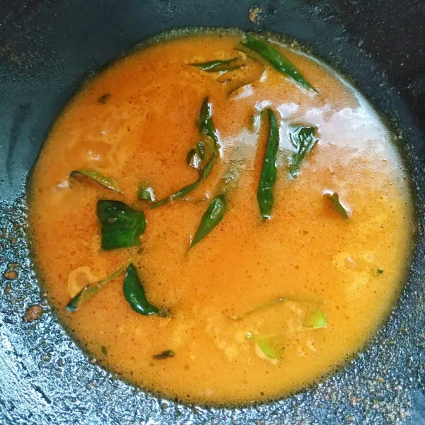 Tambahkan air dan garam.