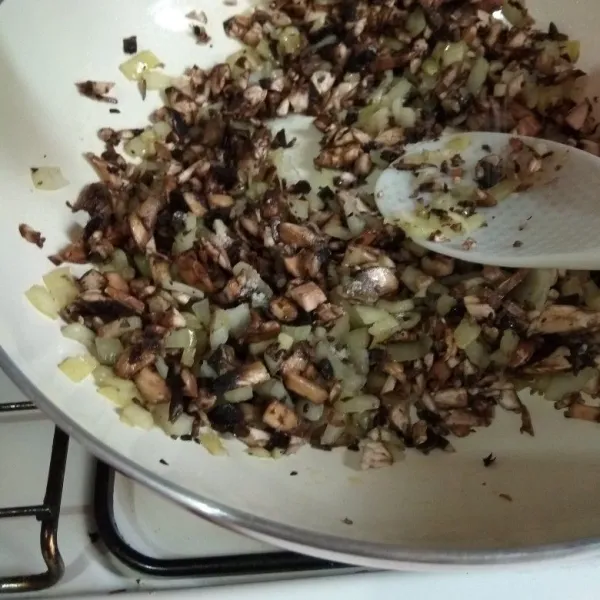 Tumis bawang putih dan bawang bombay hingga harum. Masukkan jamur, aduk hingga agak matang.