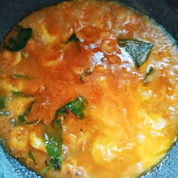 Setelah mendidih, tambahkan santan kental, masak beberapa saat lalu tes rasa, sajikan.