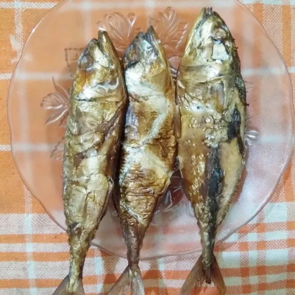 Siapkan ikan pindang asapnya
