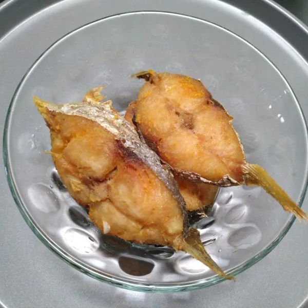 Lumuri tenggiri dengan air jeruk nipis lalu goreng.