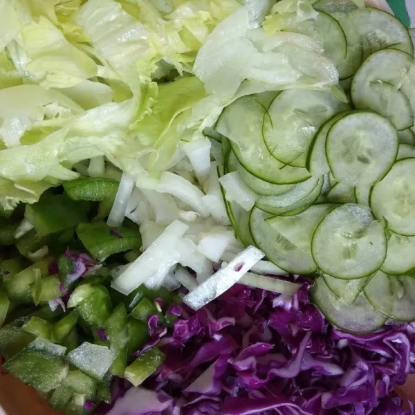 Siapkan semua sayuran salad. Campur dengan dressingnya. Sajikan ikan dengan salad