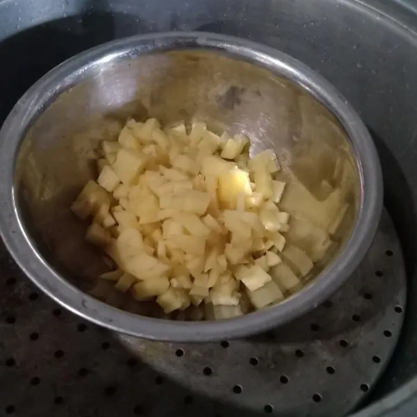 Cuci bersih dan kupas kentang, kemudian potong dadu kecil dan kukus hingga empuk