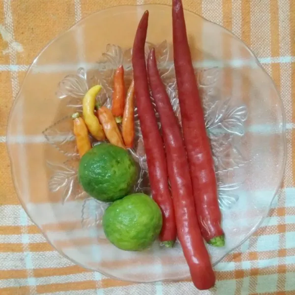 Cuci bersih bahan sambal antara lain cabai rawit, cabai merah, dan jeruk limau