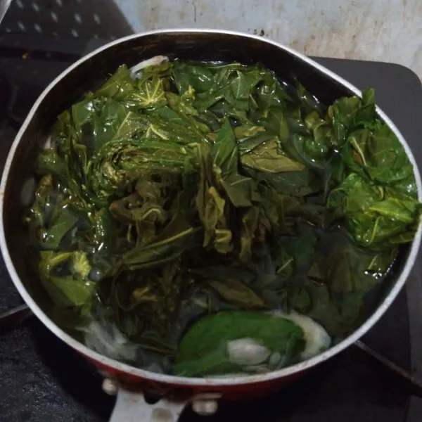 setelah mendidih masukkan daun singkong, masak sampai air agak menyusut