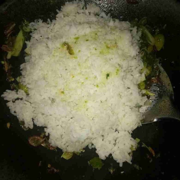 masukan nasi putih kemudian aduk sampai rata