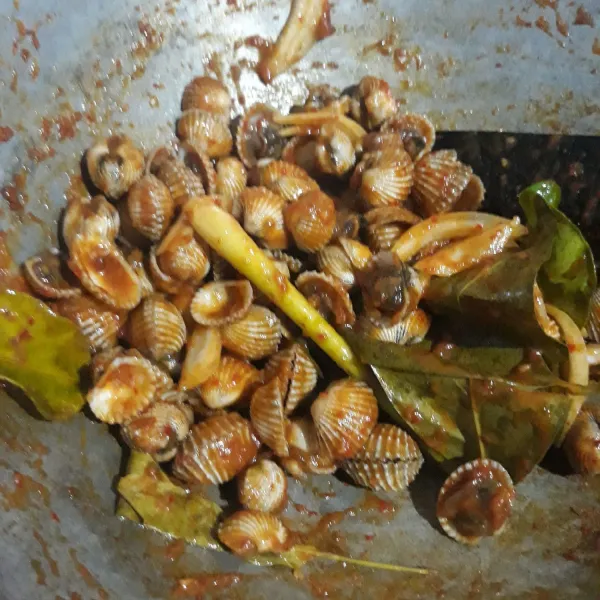 Masukkan bawang bombay dan kerang, aduk-aduk sampai bumbu meresap. Masak hingga matang, angkat dan siap disajikan