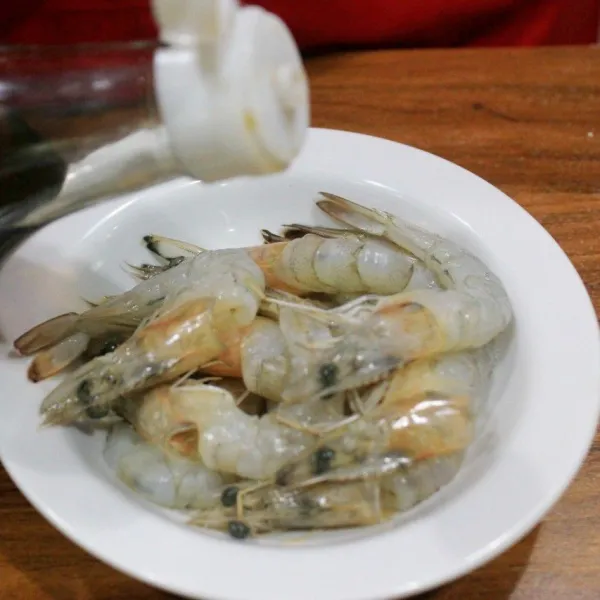 Marinasi udang dengan kecap ikan dan garam