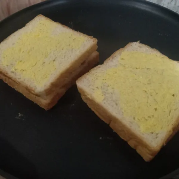 Panggang roti isi hingga kuning kecokelatan dan garing di luarnya